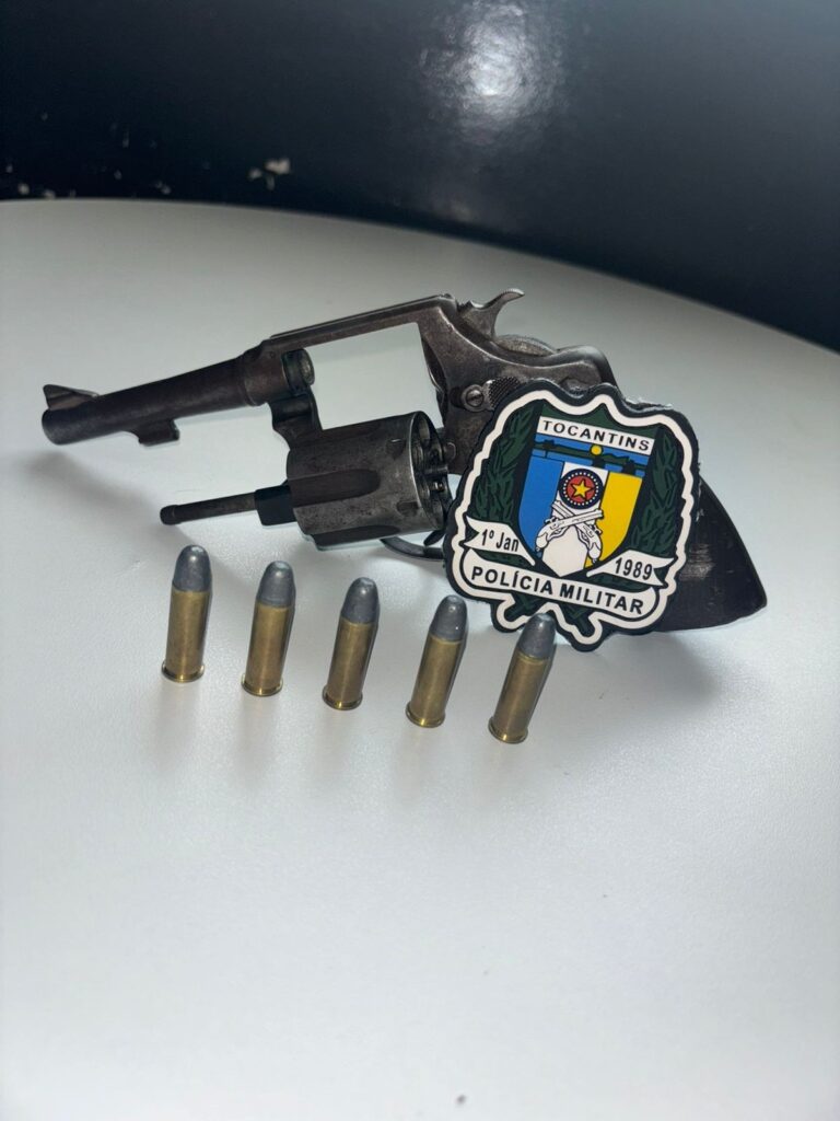 Homem deixa arma cair no chão durante abordagem e tenta subornar agentes com dinheiro e vaca para não ser preso