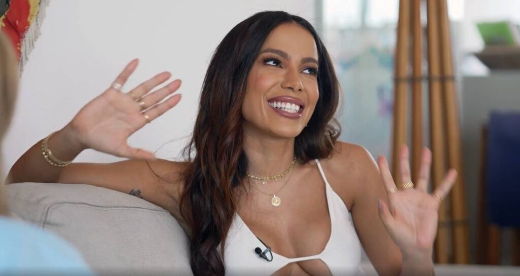 Anitta anuncia álbum em português com foco nos ensaios de Carnaval e as presenças de Ivete e Simone Mendes