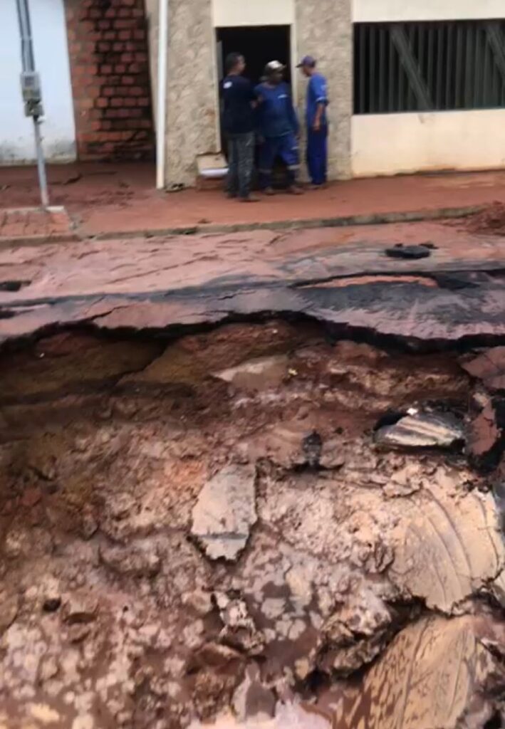 Cratera volta a abrir no meio de avenida após chuvas e moradores precisam deixar casa afetada