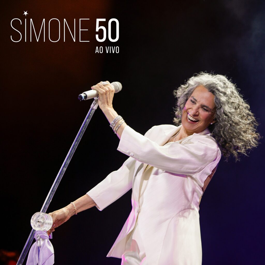 Simone está bem na foto de álbum ao vivo que eterniza a felicidade do show dos 50 anos de carreira da cantora