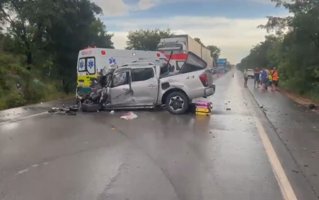 Acidente mata dois adultos e criança na BR-153 em Goiás