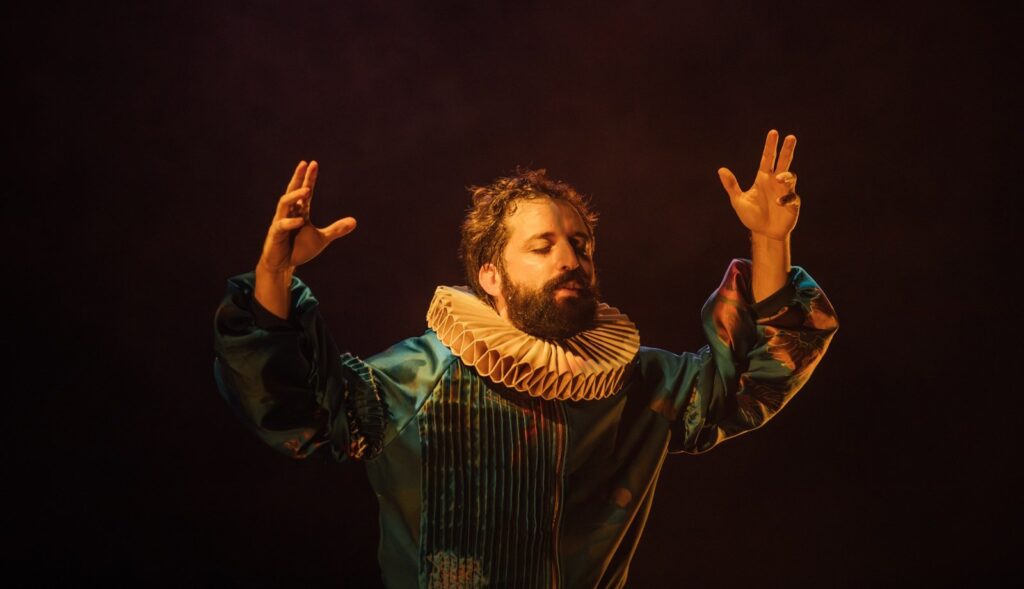 Gregório Duvivier roça a língua de Caetano Veloso ao interpretar canção de 1997 em monólogo encenado no Rio