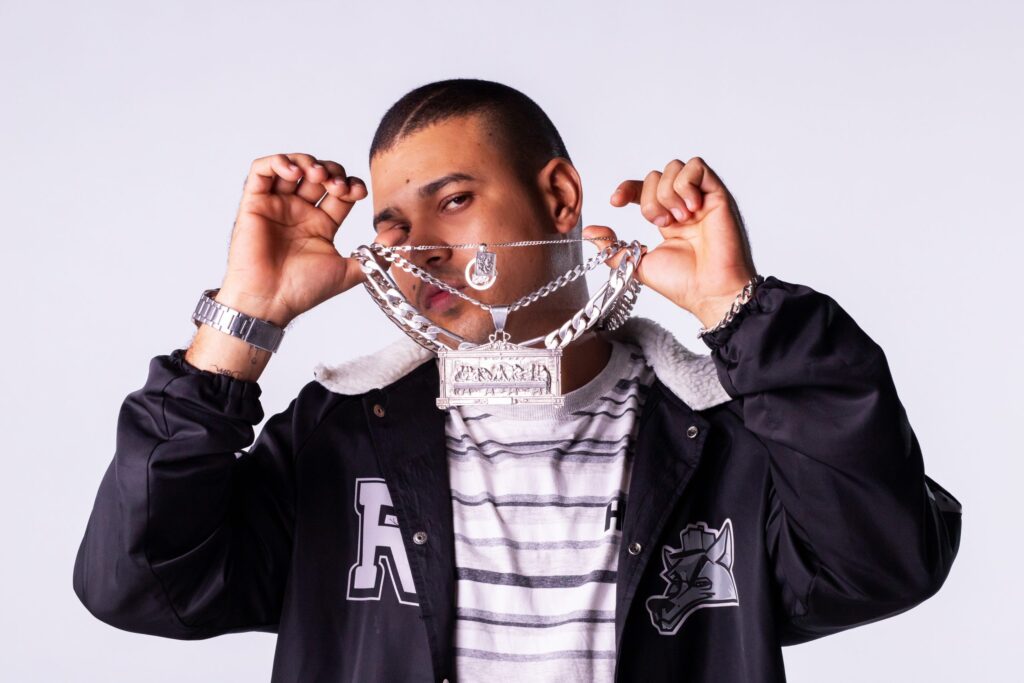 Rapper baiano Ravi Lobo versa com Edi Rock, Lazzo Matumbi, Majur e Dani DK no tom ativista do primeiro álbum solo