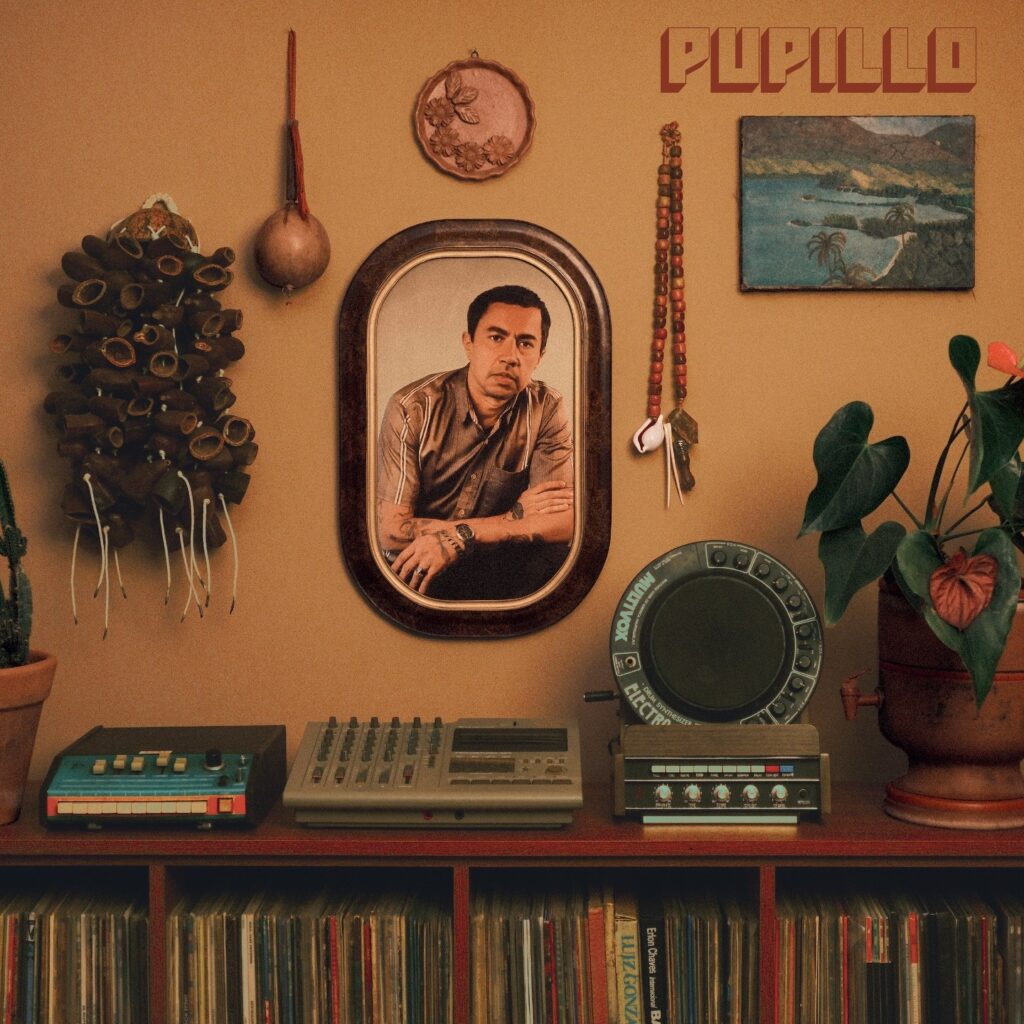 Pupillo referencia o Nordeste ao longo de álbum solo que inclui Amaro Freitas, Céu, Davi Moraes e Rodrigo Amarante