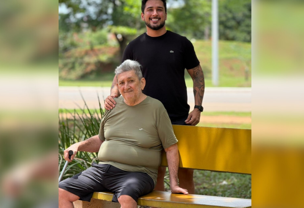 Pai de influenciador sai de coma induzido e abre os olhos: ‘Foi um bom sinal’, diz filho