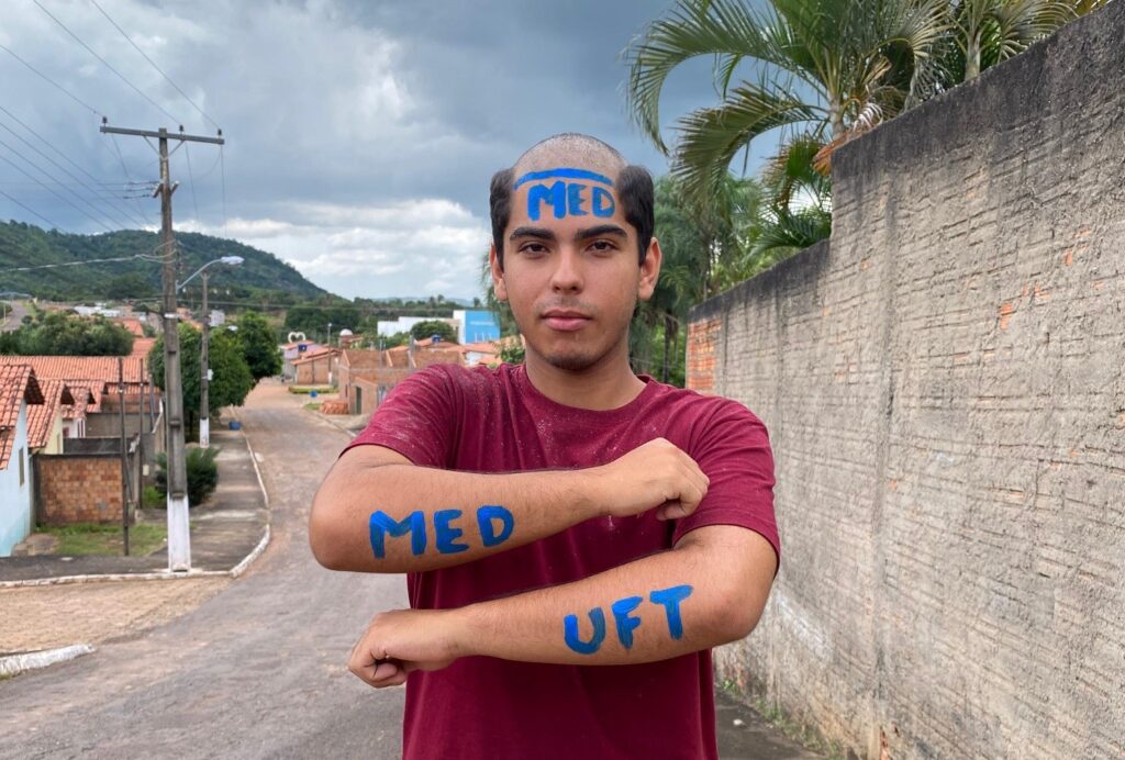 Jovem que pensou estar sonhando ao passar em medicina trabalhava com o pai ‘roçando juquira’