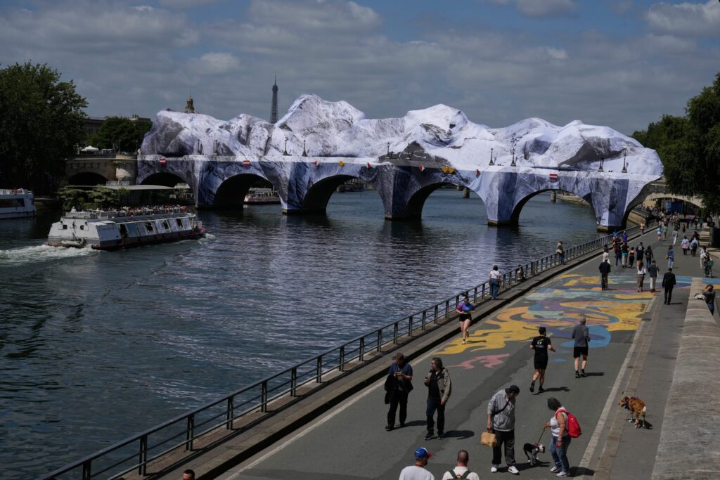 Artista conhecido como ‘Banksy francês’ cria ‘caverna’ sobre ponte mais antiga de Paris