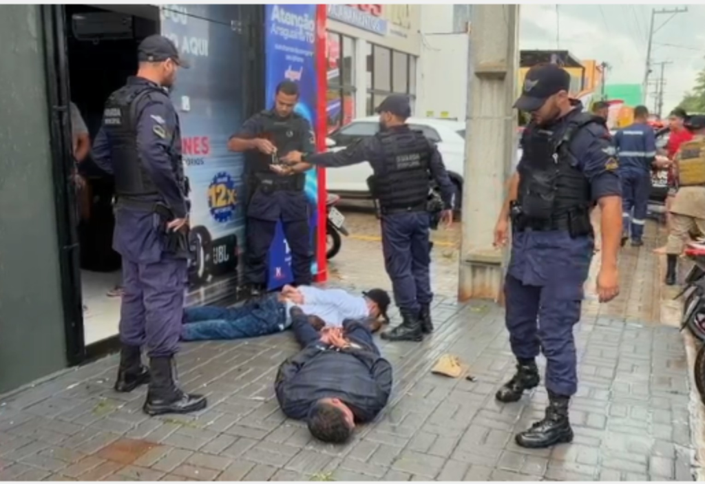 Assalto com live foi interrompido após cliente sair para acalmar filho e ver criminosos entrando na loja