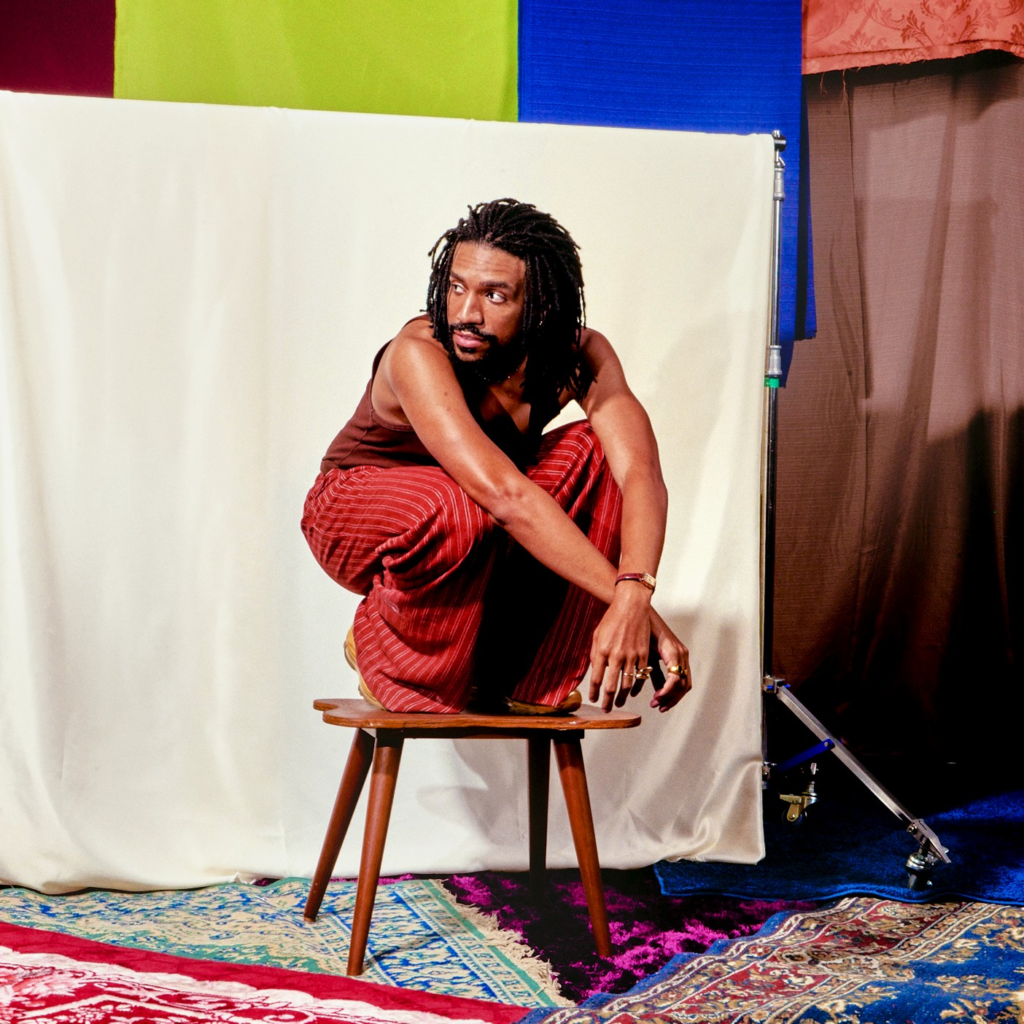 Cantor Pedro Emílio alinha memórias e referências afetivas em álbum em que faz feats com Luedji Luna e Ryan Fidelis