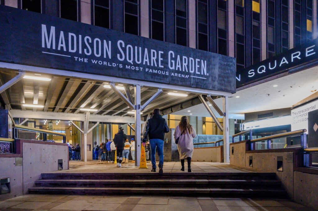 Homem morre após cair da arquibancada em show da banda Goose no Madison Square Garden