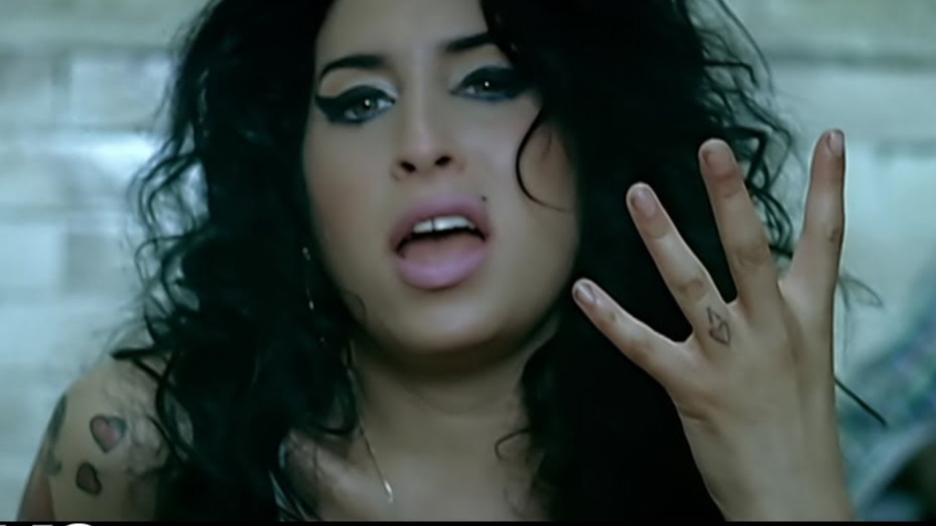 Pai de Amy Winehouse é condenado a pagar R$ 6 milhões em disputa sobre venda de objetos da cantora