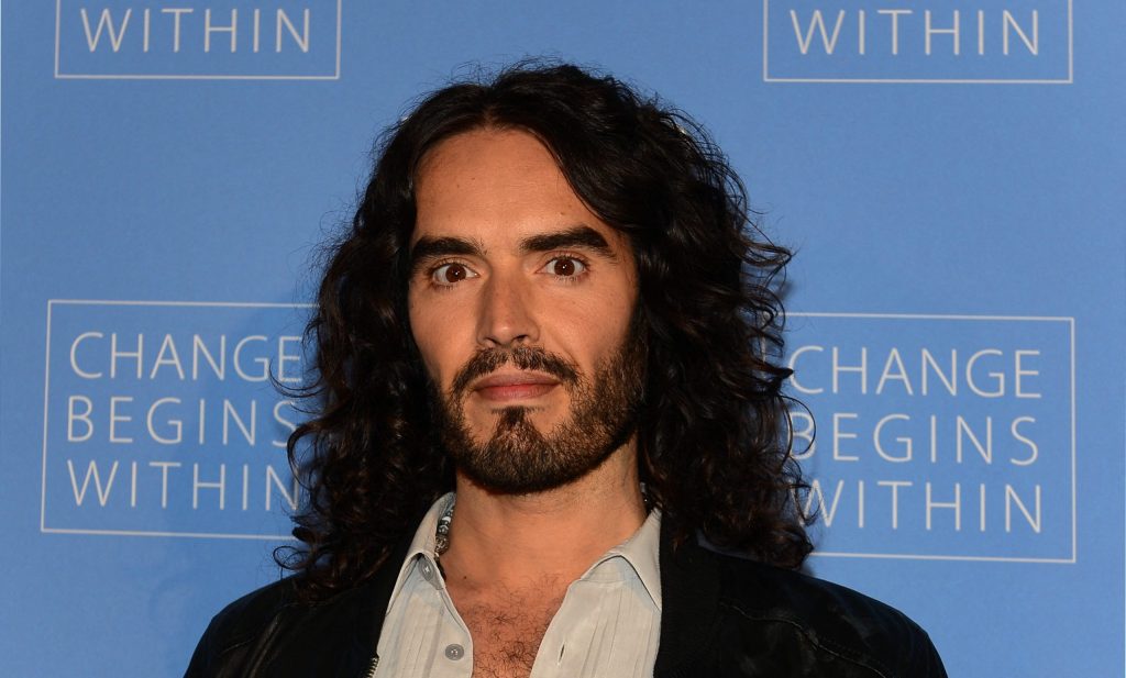 Russell Brand era um predador sexual implacável, dizem promotores britânicos