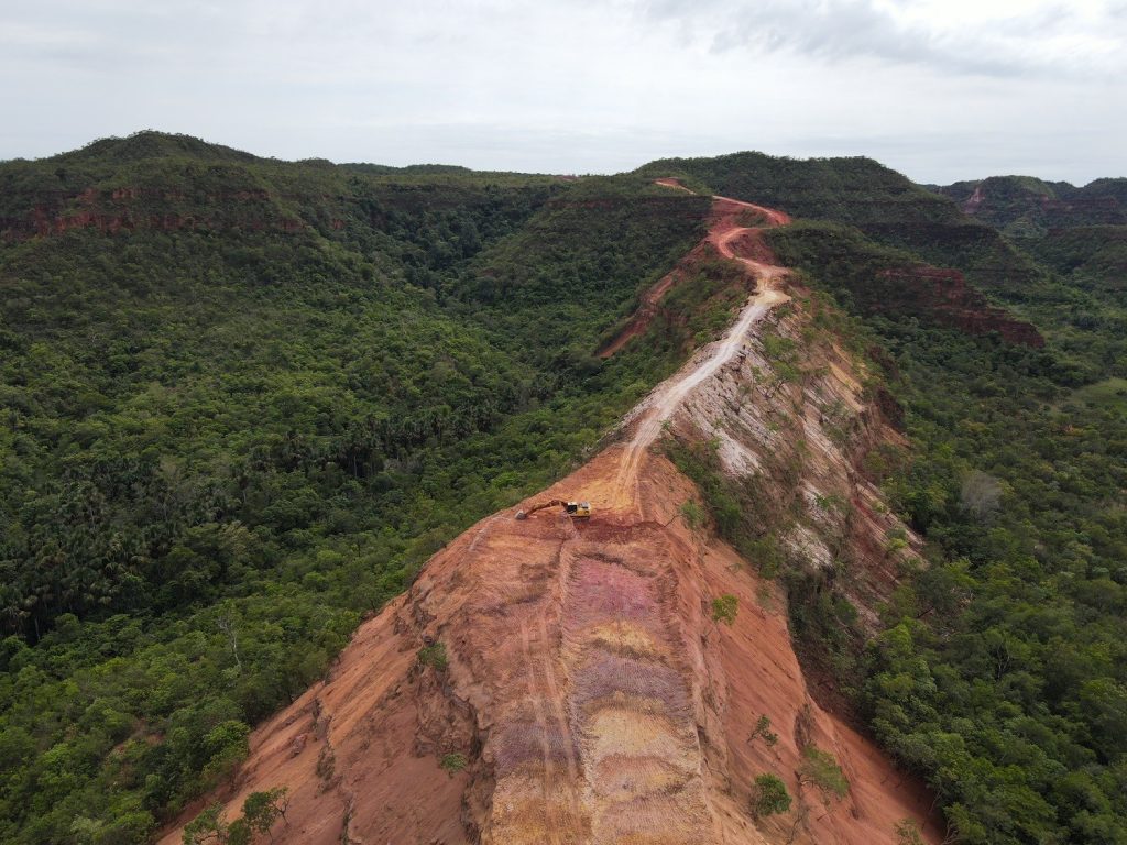 Estrada no alto de serra no TO tem curvas fechadas e precipícios; obra está embargada