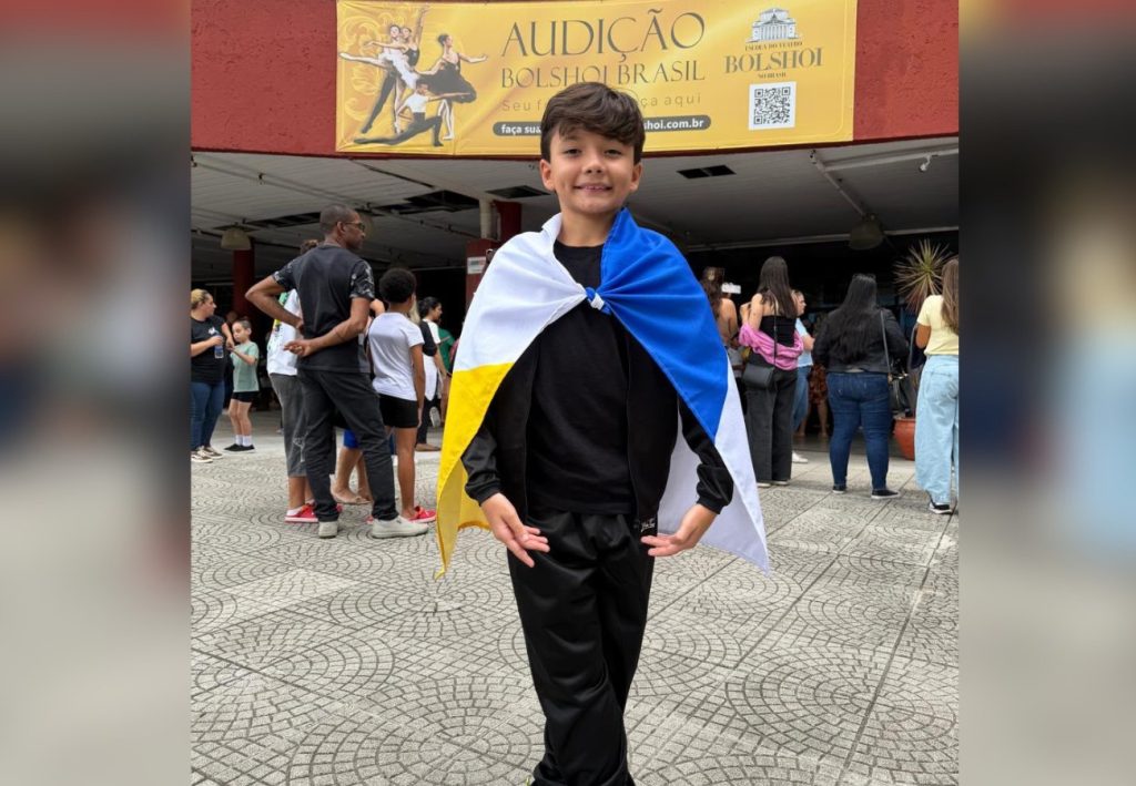 Menino do TO conquista vaga em Escola Bolshoi após aulas online e treinos em barra de balé feita pelo pai