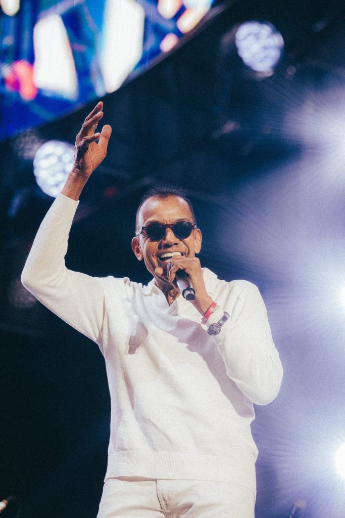 Jorge Ben Jor celebra carreira inigualável com samba, festa e emoção para estádio lotado