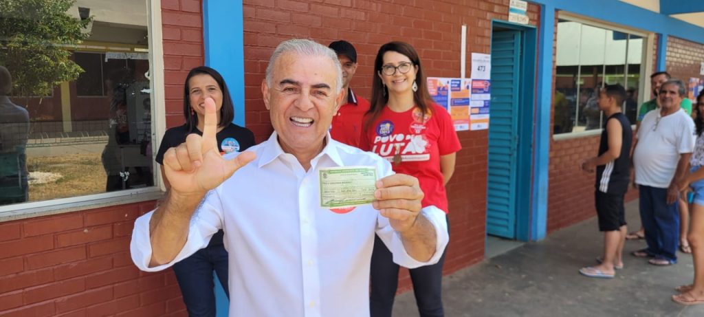 Paulo Mourão (PT) vota em Palmas